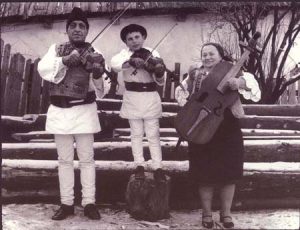 Halmágyi Mihály, Gizella és unokájuk Andriska, Gyimesközéplok 1991