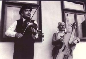 Zerkula János és Regina, Gyimesközéplok, Megálló 1995